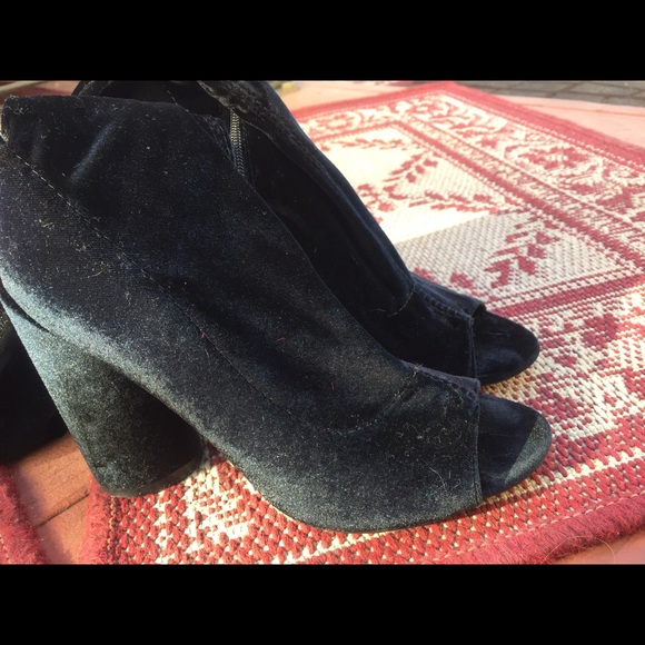 BLACK VELVET THIGH HIGH BOOTS - Picture 3 of 4